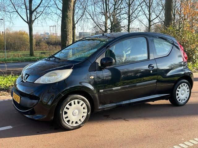 Occasion Peugeot 107 68 PK (50 kW) 2005 Zwart, metallic lak Hatchback