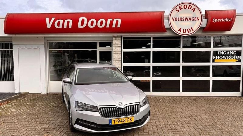 Grijs Gebruikt 2023 Skoda Superb Stationwagen | € 27.950 - Afbeelding 1/4