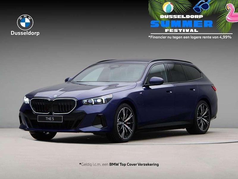 Blauw Nieuw 2025 BMW 530e Comfort Edition Stationwagen | € 91.267 (Eerlijke prijs) - Afbeelding 1/4