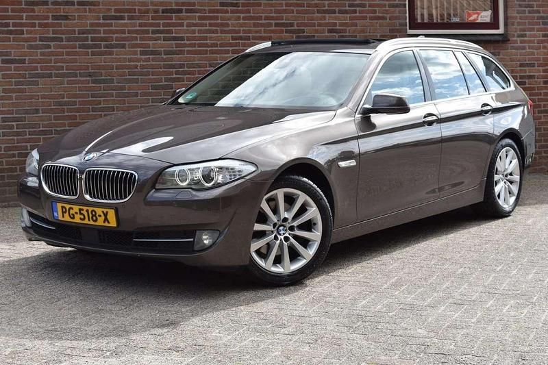 Bruin Gebruikt 2013 BMW 520 Executive Stationwagen | € 7.949 (Goede deal) - Afbeelding 1/4