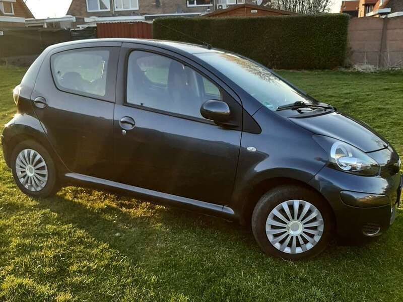 Brons Gebruikt 2010 Toyota Aygo Comfort Hatchback | € 2.800 (Eerlijke prijs) - Afbeelding 1/4
