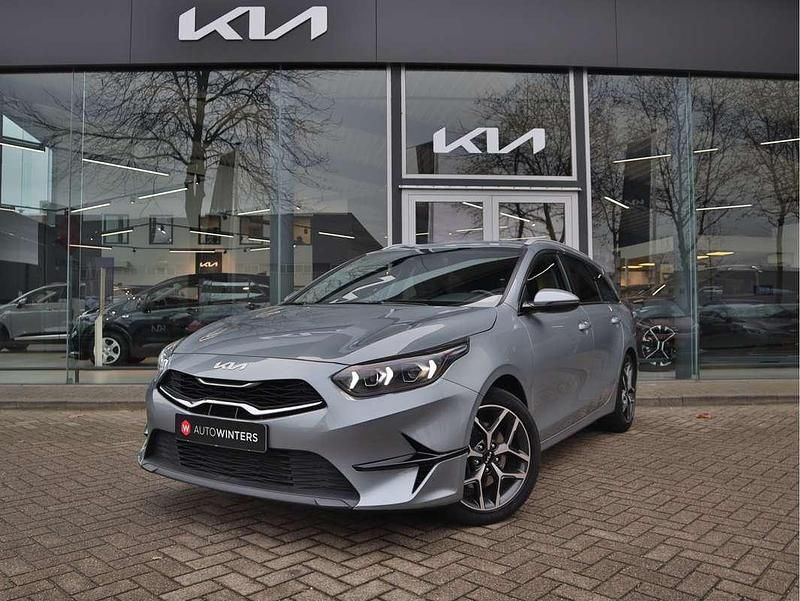 Zilver (metallic) Gebruikt 2022 Kia Ceed Sportswagon Stationwagen | € 24.945 (Eerlijke prijs) - Afbeelding 1/4