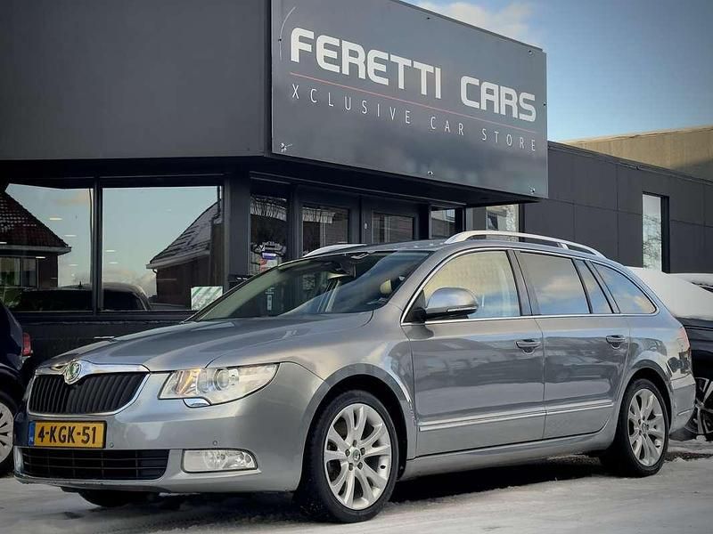 Grijs (metallic) Occasion 2013 Skoda Superb Elegance Stationwagen | € 6.900 (Eerlijke prijs) - Afbeelding 1/4