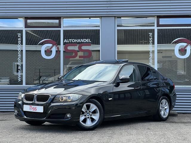 Zwart, metallic lak Gebruikt 2009 BMW 318 Sport Line Sedan | € 3.649 (Eerlijke prijs) - Afbeelding 1/4