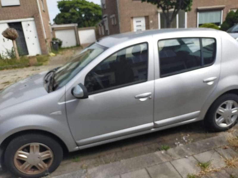 Grijs Gebruikt 2010 Dacia Sandero Hatchback | € 2.750 (Iets duurder) - Afbeelding 1/4
