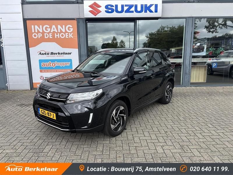 Zwart Gebruikt 2025 Suzuki Vitara Style SUV | € 32.690 (Iets duurder) - Afbeelding 1/4