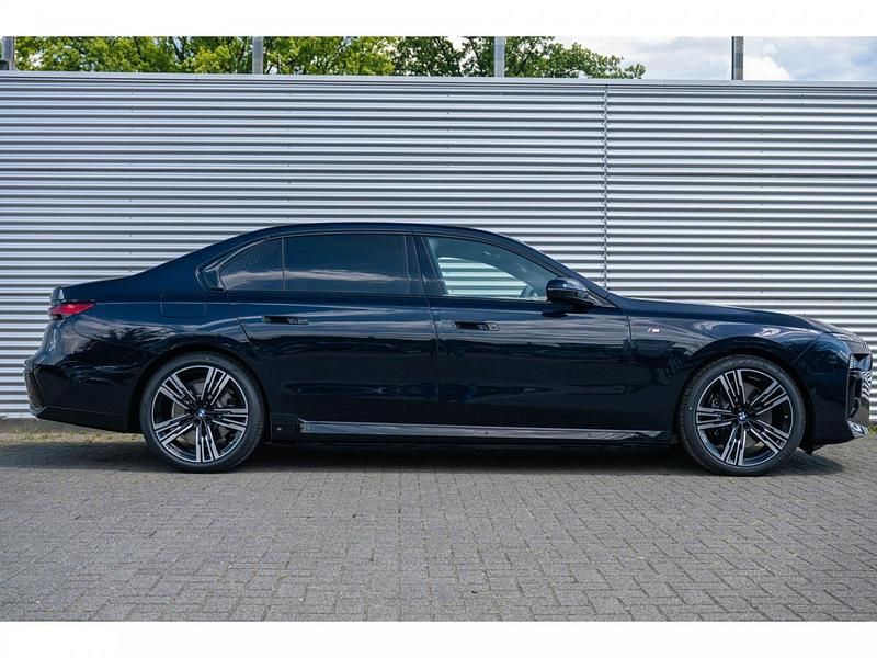 M carbonschwarz (donker zwart metallic) Gebruikt 2025 BMW 750e Executive Sedan | € 139.950 - Afbeelding 1/2