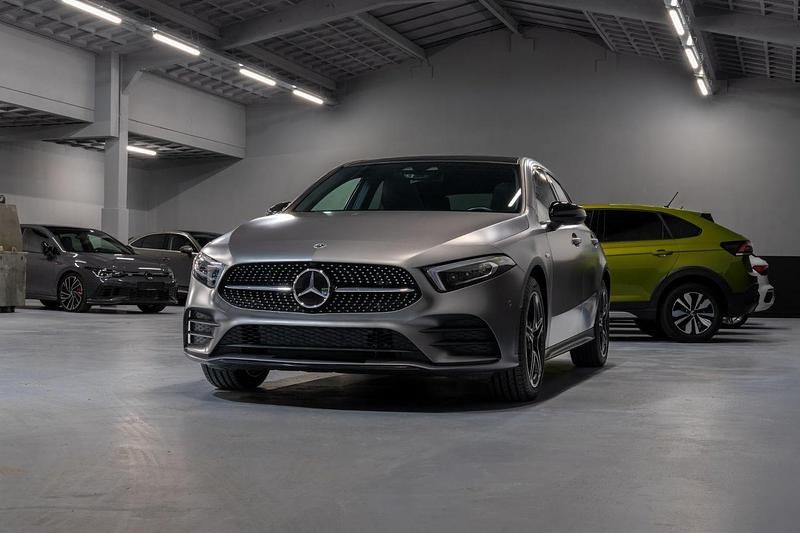 Grijs Gebruikt 2021 Mercedes A250 Business Hatchback | € 31.950 (Iets duurder) - Afbeelding 1/4