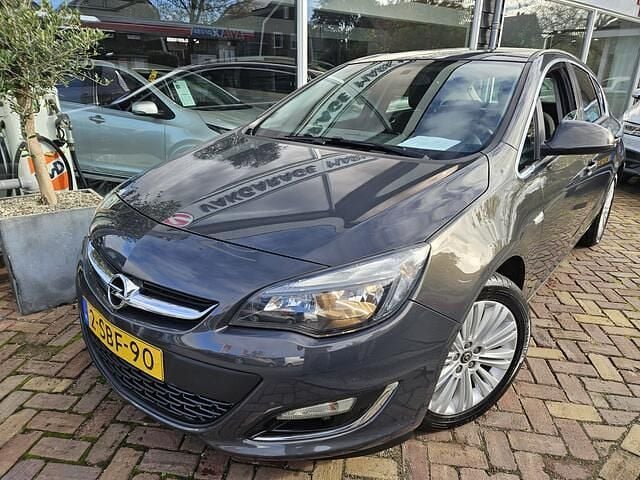 Grijs Gebruikt 2013 Opel Astra Cosmo Hatchback | € 6.750 (Eerlijke prijs) - Afbeelding 1/2