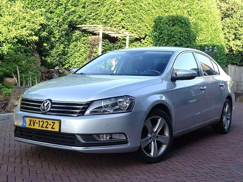 Grijs Gebruikt 2013 VW Passat Sedan | € 8.950 (Goede deal) - Afbeelding 1/4
