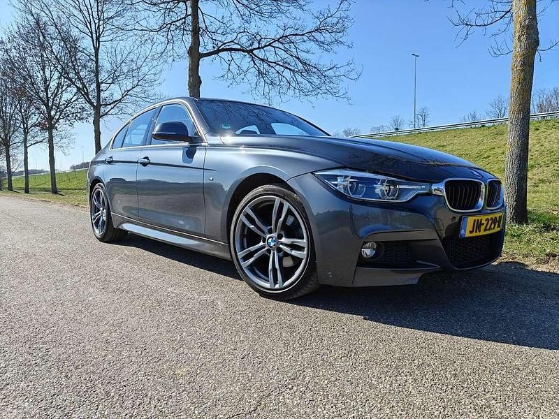 Grijs Gebruikt 2016 BMW 320 Sedan | € 18.250 (Goede deal) - Afbeelding 1/4