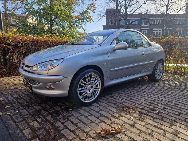 Grijs Gebruikt 2001 Peugeot 206 Cabriolet | € 1.450 (Eerlijke prijs) - Afbeelding 1/4