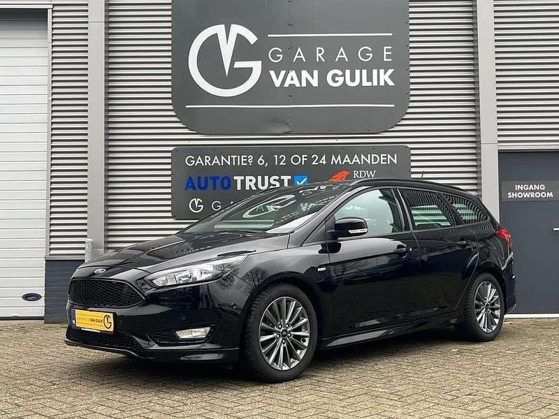 Zwart, metallic lak Gebruikt 2018 Ford Focus ST-Line Stationwagen | € 11.995 (Goede deal) - Afbeelding 1/3