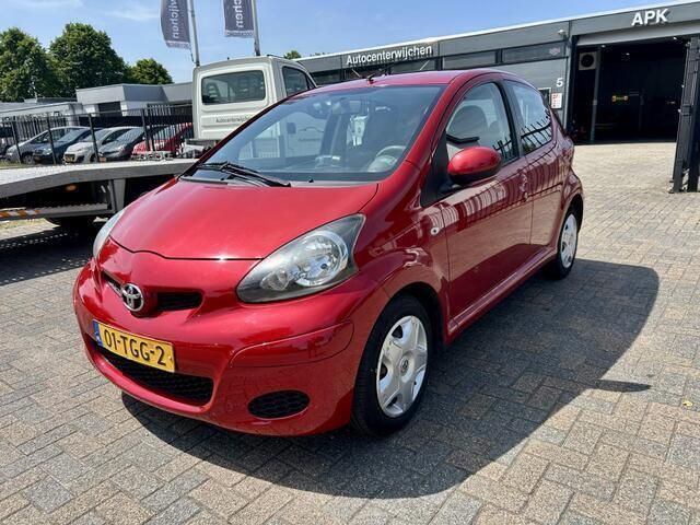Rood Gebruikt 2012 Toyota Aygo Comfort Hatchback | € 4.250 (Eerlijke prijs) - Afbeelding 1/4