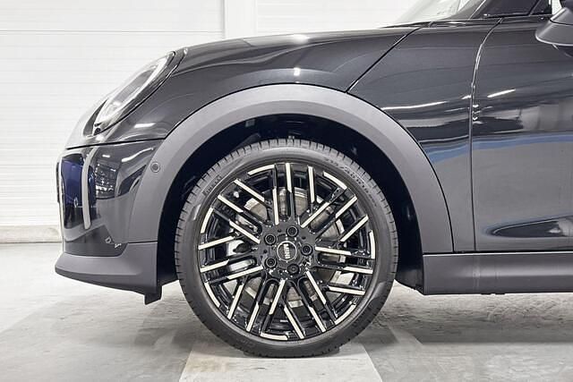 Nieuw Mini Cooper Favoured 156 PK (114 kW) 2025 Midnight black ii (c4r) (donker zwart) Hatchback