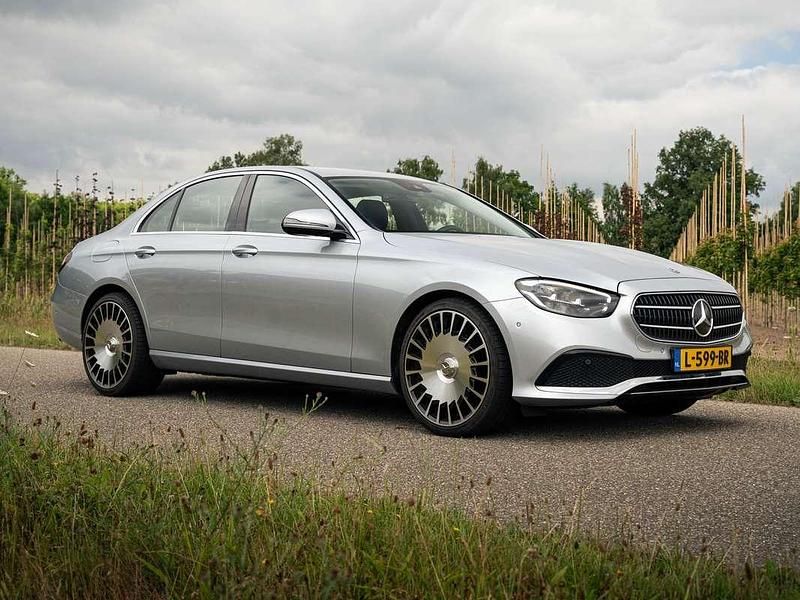 Zilver Gebruikt 2021 Mercedes E200 Sedan | € 38.950 (Eerlijke prijs) - Afbeelding 1/4