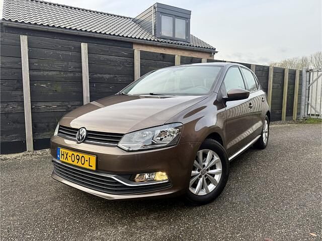 Bruin (metallic) Gebruikt 2016 VW Polo Comfortline Hatchback | € 10.950 (Eerlijke prijs) - Afbeelding 1/4