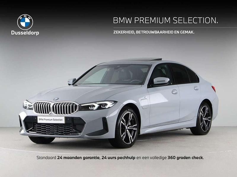 Grijs Occasion 2025 BMW 330e M Sport Sedan | € 49.450 (Goede deal) - Afbeelding 1/4
