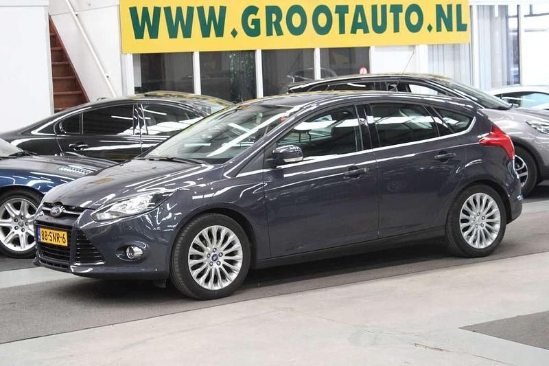 Grijs Gebruikt 2011 Ford Focus Hatchback | € 5.744 (Eerlijke prijs) - Afbeelding 1/4