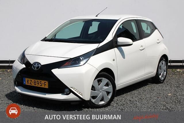 Wit Gebruikt 2016 Toyota Aygo X-play Hatchback | € 7.450 (Eerlijke prijs) - Afbeelding 1/4