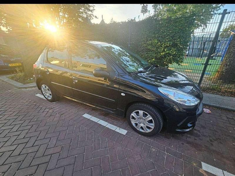 Zwart Gebruikt 2010 Peugeot 206 Hatchback | € 3.500 (Eerlijke prijs) - Afbeelding 1/4