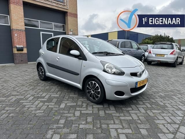 Grijs Gebruikt 2011 Toyota Aygo Comfort Hatchback | € 2.795 (Goede deal) - Afbeelding 1/4