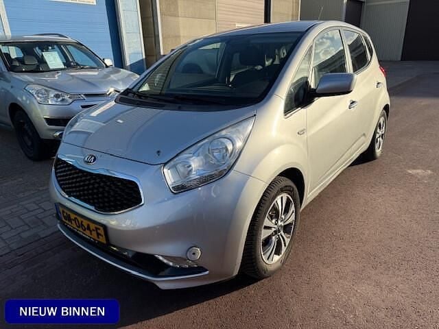 Grijs (metallic) Gebruikt 2015 Kia Venga First Edition Hatchback | € 7.450 (Goede deal) - Afbeelding 1/4