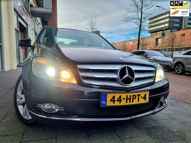 Zwart (metallic) Gebruikt 2009 Mercedes C180 Avantgarde Sedan | € 5.995 (Eerlijke prijs) - Afbeelding 1/4