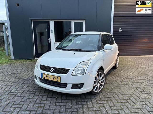 Wit Occasion 2009 Suzuki Swift Hatchback | € 1.900 (Goede deal) - Afbeelding 1/4