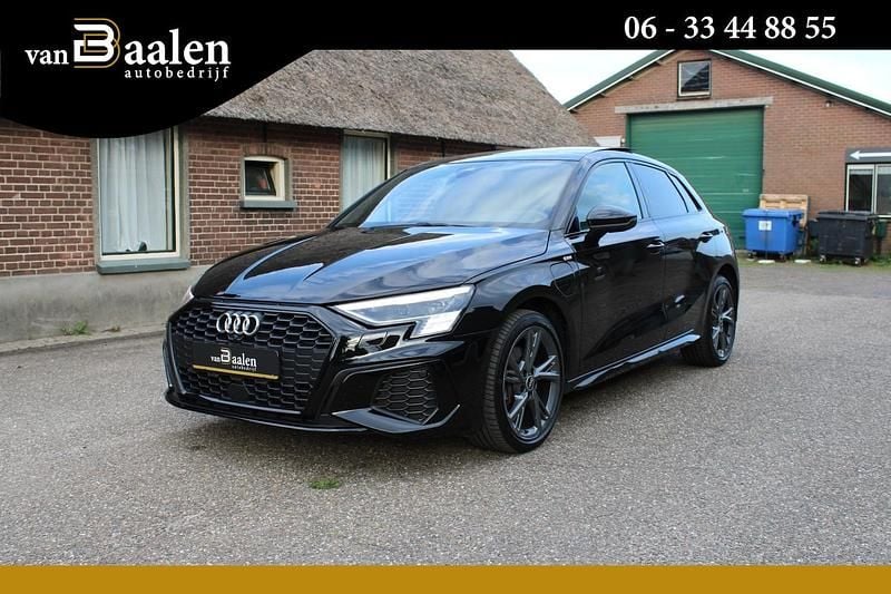 Zwart (metallic) Gebruikt 2023 Audi A3 Sportback e-tron S-Line Hatchback | € 33.950 (Eerlijke prijs) - Afbeelding 1/4