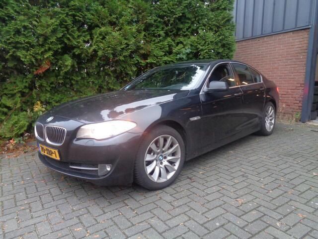 Zwart Gebruikt 2012 BMW 525 Executive Sedan | € 11.650 (Eerlijke prijs) - Afbeelding 1/4