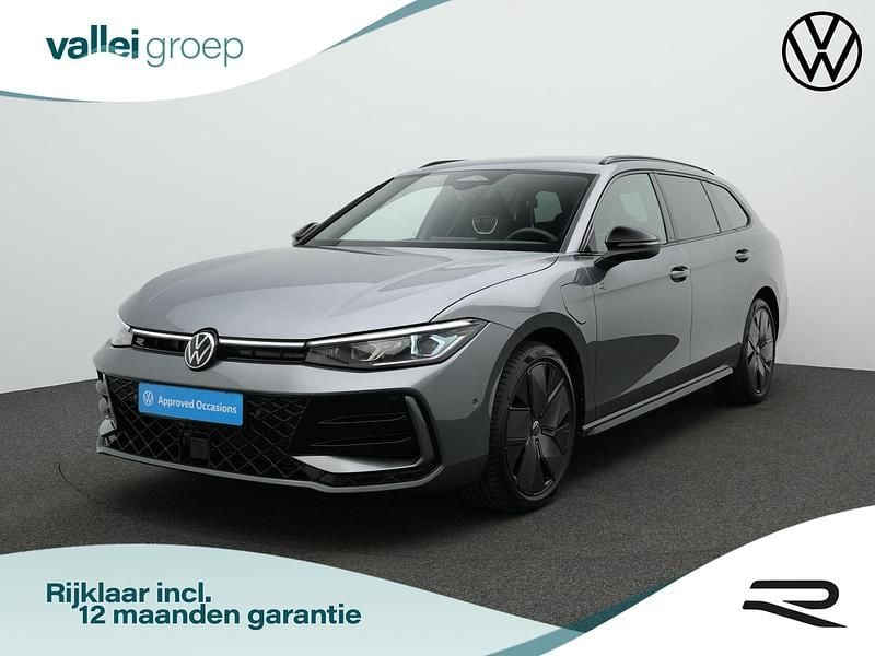 Grijs Gebruikt 2025 VW Passat R-line Edition Stationwagen | € 49.900 - Afbeelding 1/4