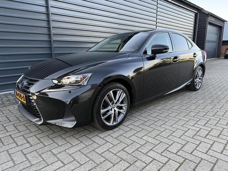 Zwart (metallic) Gebruikt 2018 Lexus IS300h Business Edition Sedan | € 18.950 (Eerlijke prijs) - Afbeelding 1/4