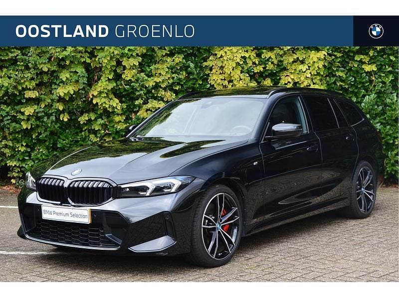 Saphirschwarz (donker zwart metallic) Occasion 2024 BMW 320e Comfort Edition Stationwagen | € 44.400 (Eerlijke prijs) - Afbeelding 1/4