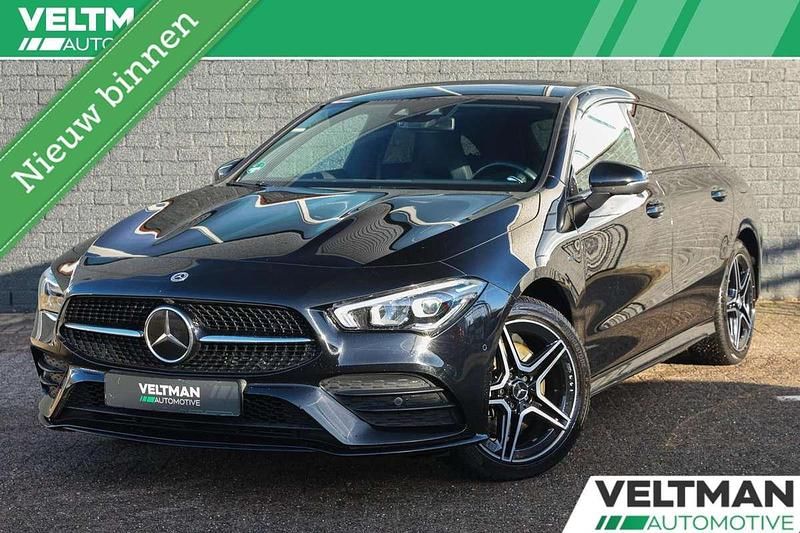 Zwart Occasion 2021 Mercedes CLA250e Shooting Brake AMG line Stationwagen | € 26.795 (Eerlijke prijs) - Afbeelding 1/4