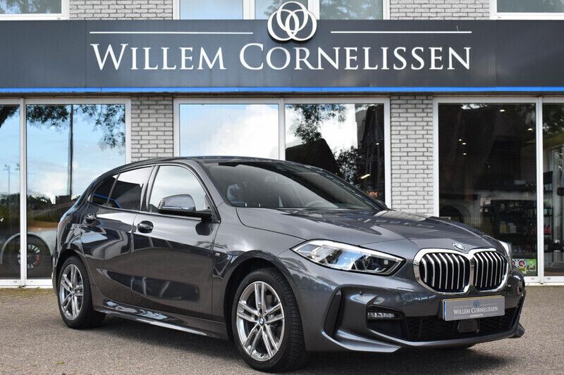 Grijs Gebruikt 2021 BMW 118 M Sport Hatchback | € 28.950 (Iets duurder) - Afbeelding 1/4