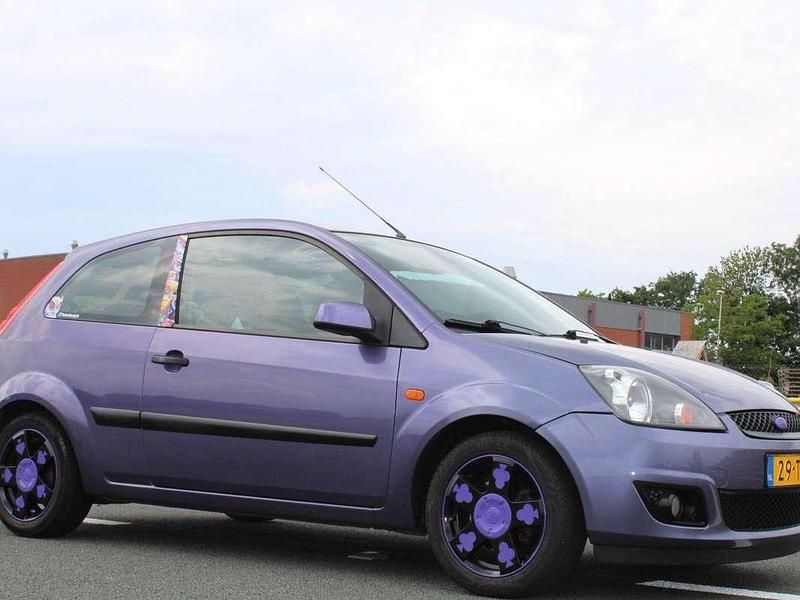 Paars Gebruikt 2006 Ford Fiesta Futura Hatchback | € 800 (Goede deal) - Afbeelding 1/4