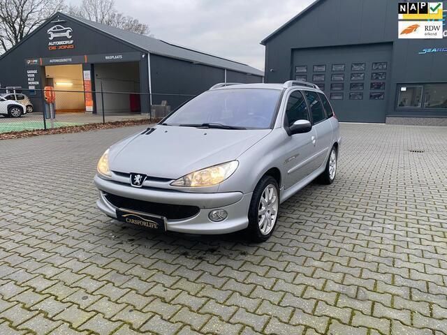 Grijs Gebruikt 2004 Peugeot 206 Quiksilver Stationwagen | € 1.250 (Eerlijke prijs) - Afbeelding 1/4