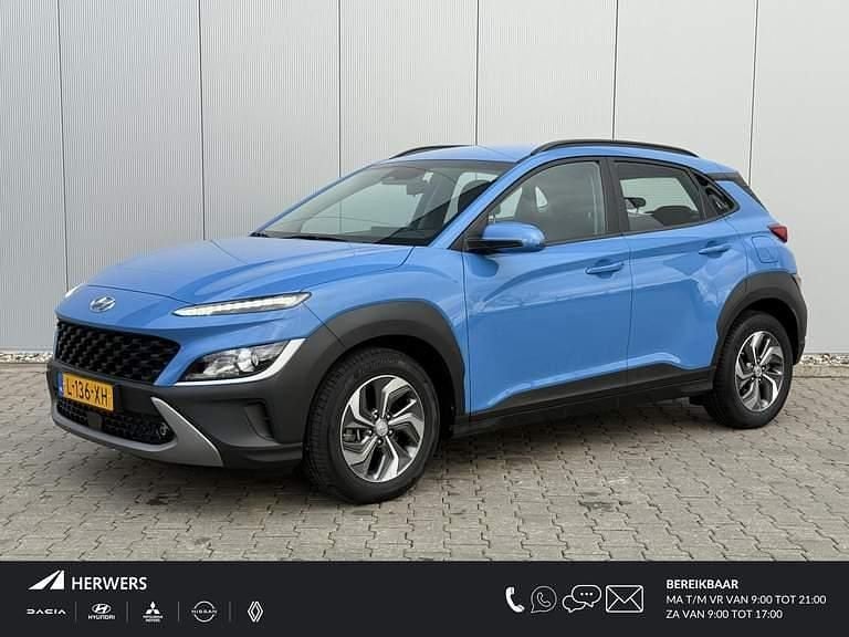 Surfy blue metallic (v7u) Occasion 2021 Hyundai Kona Comfort SUV | € 20.885 (Goede deal) - Afbeelding 1/4