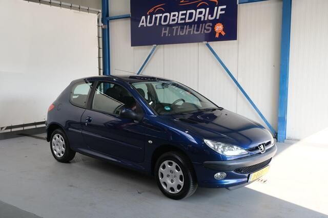 Blauw, metallic lak Gebruikt 2005 Peugeot 206 Hatchback | € 950 (Goede deal) - Afbeelding 1/4