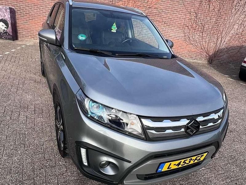 Grijs Gebruikt 2016 Suzuki Vitara SUV | € 14.299 (Eerlijke prijs) - Afbeelding 1/4