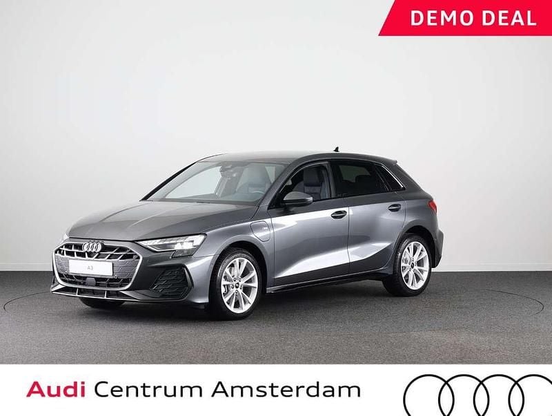 Grijs Gebruikt 2025 Audi A3 Sportback e-tron S-Line Hatchback | € 41.949 (Eerlijke prijs) - Afbeelding 1/3