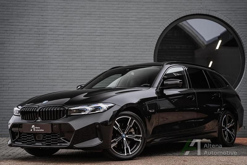Zwart Occasion 2025 BMW 330e Comfort Edition Stationwagen | € 42.950 (Super prijs) - Afbeelding 1/3