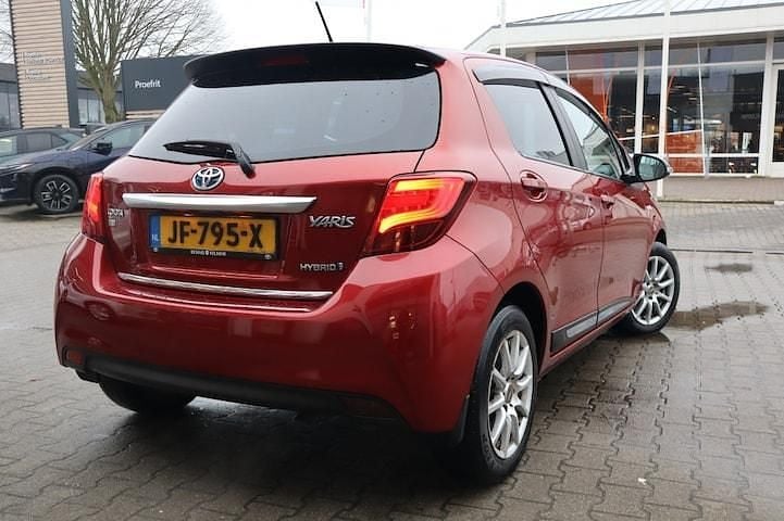 Occasion Toyota Yaris Hybrid Edition 100 PK (73 kW) 2016 Rood Hatchback
