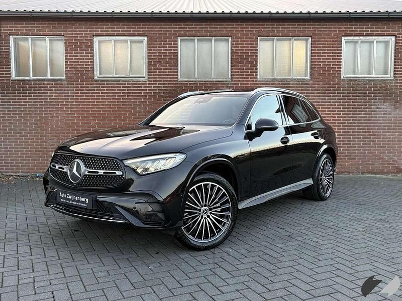 Zwart (metallic) Occasion 2024 Mercedes GLC300e AMG line SUV | € 64.500 (Eerlijke prijs) - Afbeelding 1/4