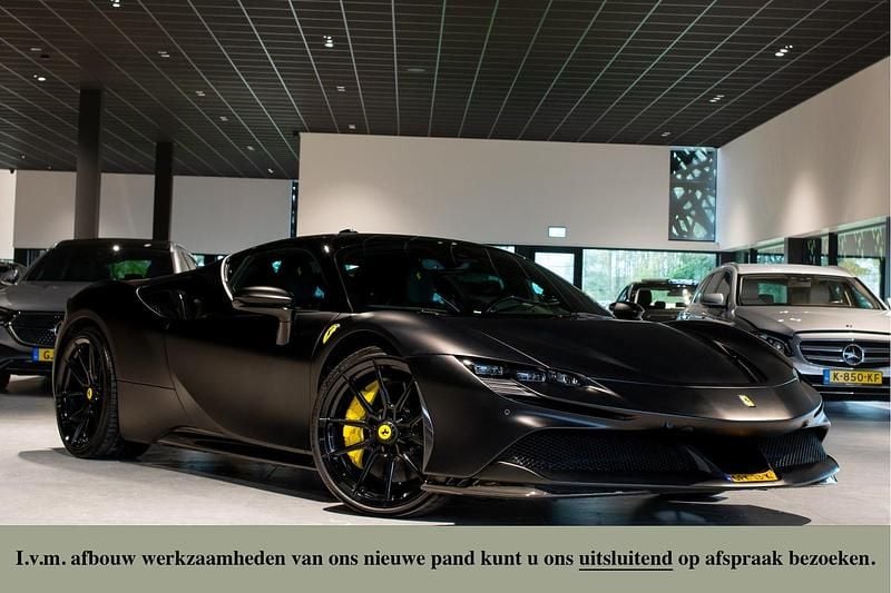 Zwart (mat) Gebruikt 2024 Ferrari SF90 Coupé | € 599.950 - Afbeelding 1/4