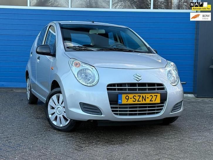 Grijs (metallic) Occasion 2014 Suzuki Alto Comfort Hatchback | € 4.440 (Eerlijke prijs) - Afbeelding 1/4