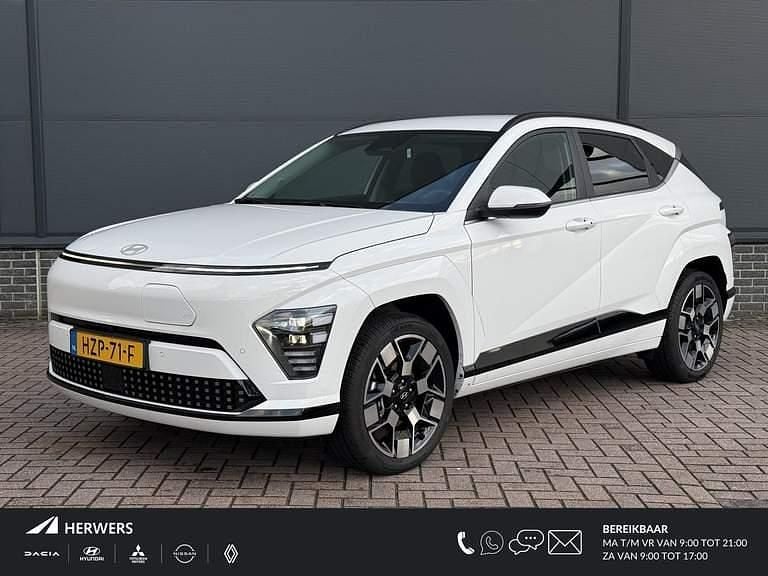 Atlas white Occasion 2025 Hyundai Kona Comfort SUV | € 37.935 (Iets duurder) - Afbeelding 1/4