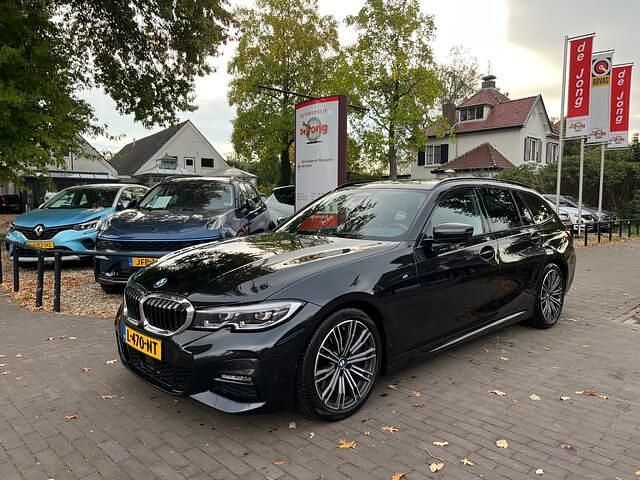 Zwart Gebruikt 2021 BMW 330 Executive Stationwagen | € 35.950 (Eerlijke prijs) - Afbeelding 1/4