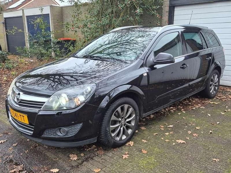Zwart Gebruikt 2010 Opel Astra Edition Stationwagen | € 1.498 - Afbeelding 1/4